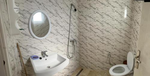米多恩Dyar Amina的白色的浴室设有水槽和镜子