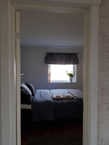 尼雪平Ekbacken - naturskön stuga med närhet till havet的一间卧室设有一张床和一个窗口