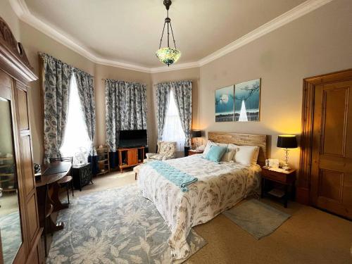 德文港Stony Rise Cottage B&B的一间卧室设有一张床和一间客厅。