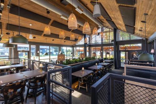 托菲诺Best Western Plus Tin Wis Resort的餐厅设有桌椅和窗户。