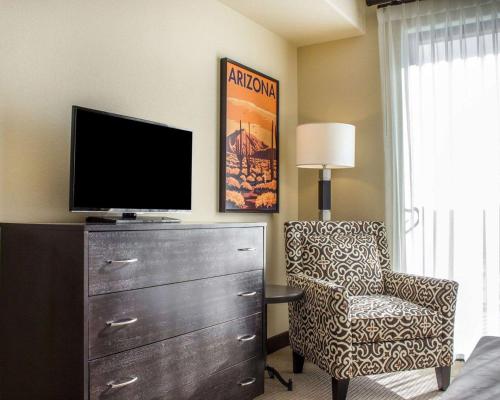 皮奥里亚布鲁格林西勃拉威塔斯艾森德温泉度假酒店的一间卧室配有带电视和椅子的梳妆台