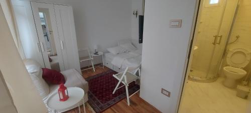 贝尔格莱德Tsar Dušan Apartment的白色的客厅配有沙发和桌子
