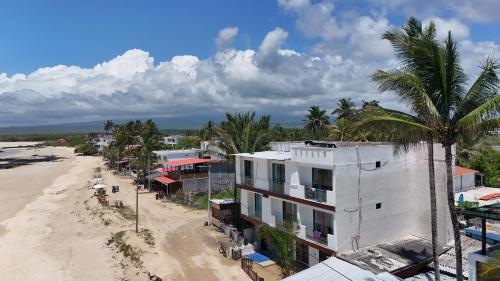 比亚米尔港Hotel Sierra Negra的享有大楼和海滩的空中景致