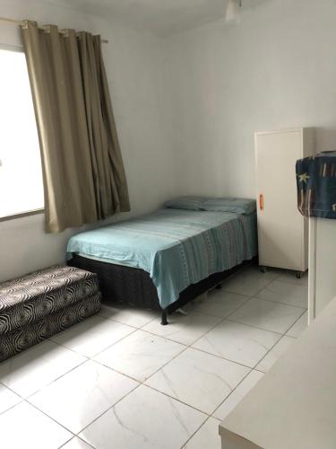 萨尔瓦多Apto 403 Barra的一间小卧室,配有床和窗户