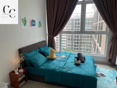 塞贝维Creative Corner的一间卧室设有一张蓝色的床和大窗户