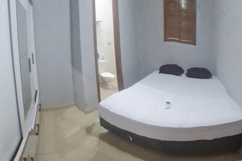 BayeuxCasa mobiliada para hospedagens e com piscina para o lazer的带浴室的客房内的一张白色床