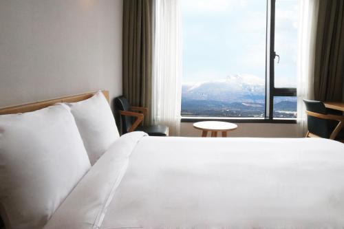 西归浦市Jeju Hotel the M的山景卧室 - 带1张床