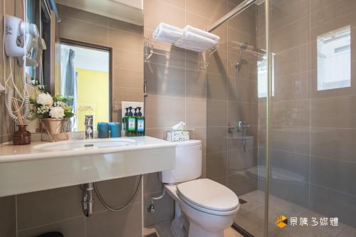 头城朝阳85民宿的浴室配有卫生间、盥洗盆和淋浴。