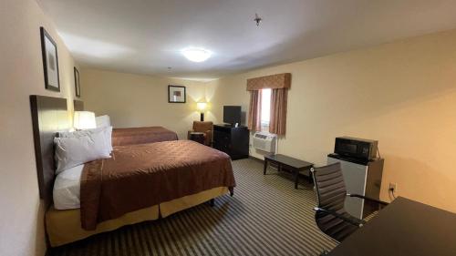 哈姆登惠特尼宾馆及套房的配有一张床和一张书桌的酒店客房