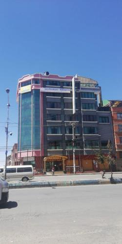 Mojón de LimaHOTEL MIRADOR LOS ANDES的城市街道边的大建筑