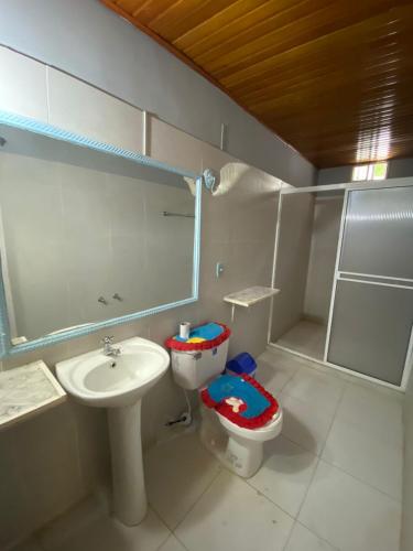 圣玛尔塔HERMOSA CASA CAMPESTRE EN SANTA MARTA的一间带水槽、卫生间和淋浴的浴室