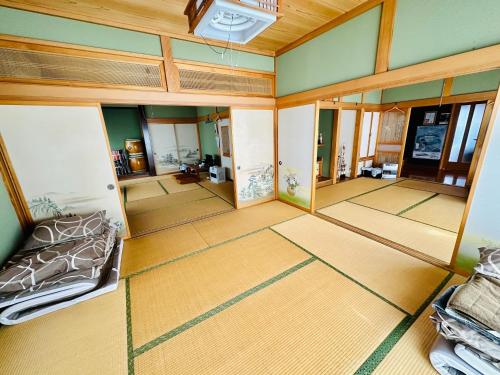 八户市青森伝統芸能を楽しめる繭子の宿的享有带一张床和镜子的客厅的顶部景色。