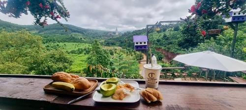 大叻Nhà Bên Suối - Homestay & Camping的餐桌上一盘食物,享有美景