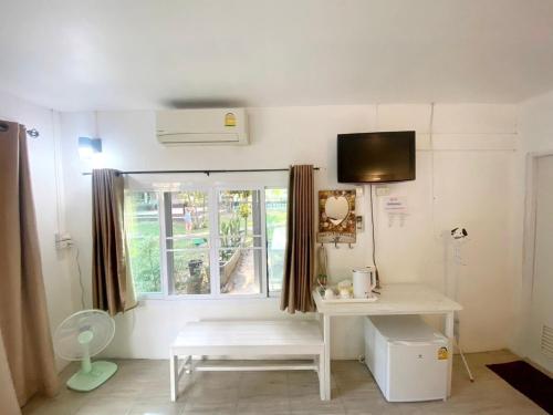 北冲Sleep Home Khaoyai的一间设有白色桌子和窗户的客房