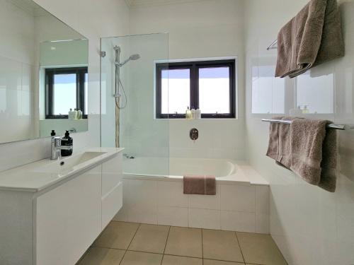悉尼The Mitchell Bondi Sun Terrace 2的白色的浴室设有浴缸和水槽。