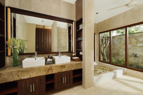 乌鲁瓦图Nagasutra Villa by Nakula的一间带两个盥洗盆和大镜子的浴室