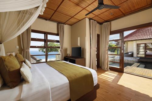 乌鲁瓦图Nagasutra Villa by Nakula的一间卧室设有一张床和一个大窗户