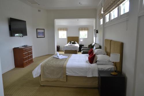 墨尔本The Victoria Golf Club的酒店客房设有两张床和电视。