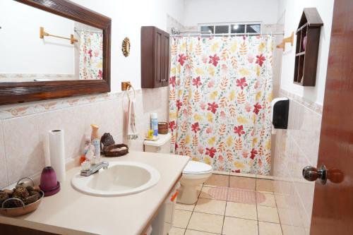 ApanecaEl paraíso de Apaneca的一间带水槽和淋浴帘的浴室