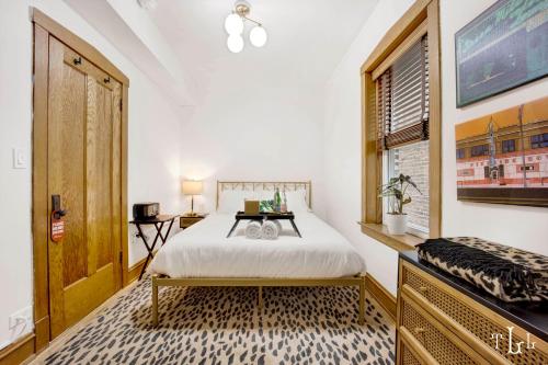 芝加哥The Twin Lions: Bespoke Travel Lodge w/ Speakeasy*的一间卧室设有一张床和一个窗口