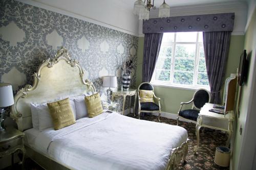 经典英国唐卡斯特伯爵酒店客房内的一张或多张床位
