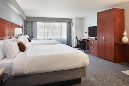 洛杉矶洛杉矶LAX/世纪大道万怡酒店的酒店客房设有一张大床和一张书桌。