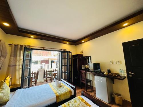 琅勃拉邦Villa Ban Pakham Hotel的酒店客房设有一张床和一个阳台。