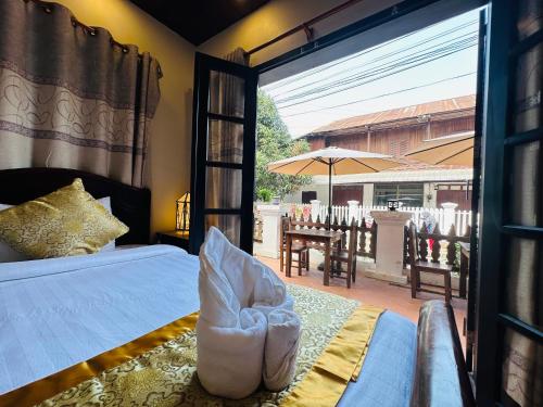 琅勃拉邦Villa Ban Pakham Hotel的一间卧室配有一张床,享有庭院的景色