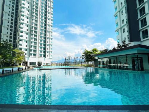 吉隆坡D'Rapport Residences by Manhattan Plus的两个高楼中间的一个大型游泳池