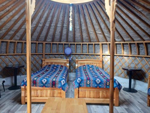 Bayan Bulagiin HuralApache Eco Camp, Terelj Nationalpark Mongolia的蒙古包内一间卧室,里面设有一张床