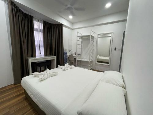 云顶高原Genting View Resort的卧室配有一张白色大床和镜子