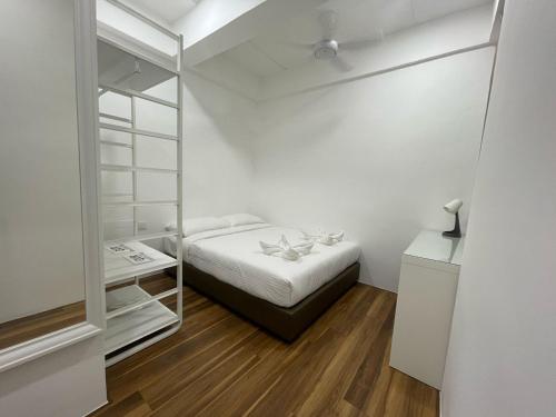 云顶高原Genting View Resort的一间带一张床和一个衣柜的小卧室