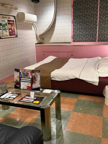 神户STYLISH的客房设有一张床、一张桌子和一张茶几