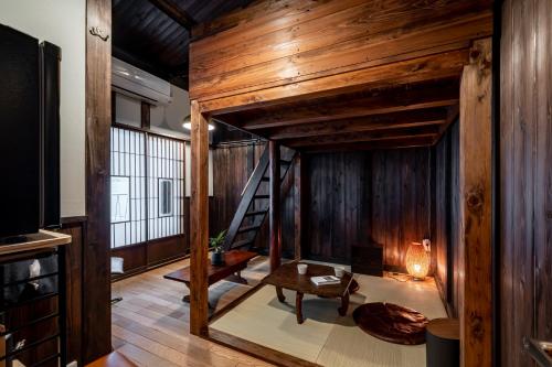 东京すずめや築地的客房设有一张带木墙的阁楼床。