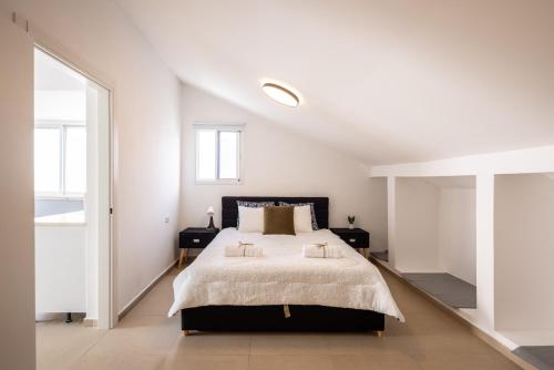 内坦亚Poleg Serenity Villa by Sea N' Rent的一间卧室配有一张大床和两个枕头