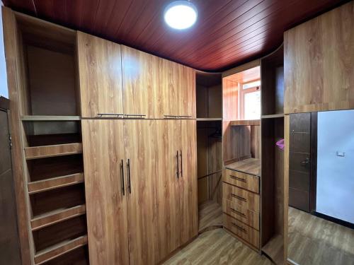 亚的斯亚贝巴Kebena spacious room with private jacuzzi and walk in closet的步入式衣柜,配有木制橱柜和窗户