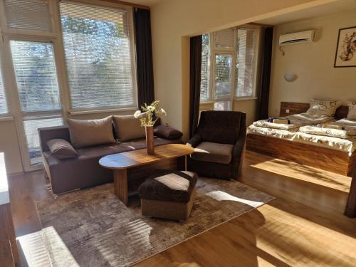 普列文Туристически дом Кайлъка的客厅配有沙发和1张床