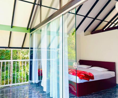 麦帕迪River zone villa的一间卧室设有一张床和一个大窗户