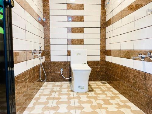麦帕迪River zone villa的一间带卫生间和淋浴的浴室