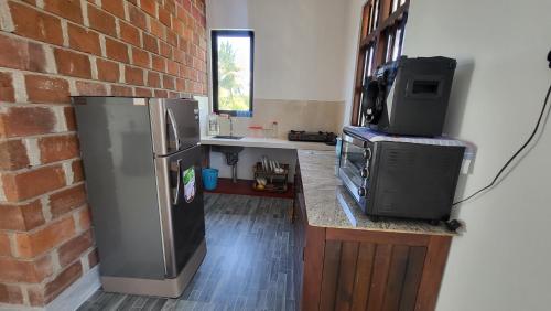 安伯朗戈德BB GUESTHOUSE的带冰箱的厨房和台面电视