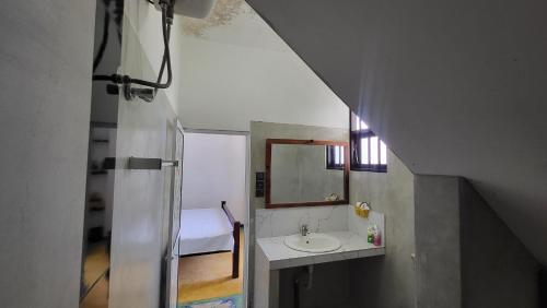 安伯朗戈德BB GUESTHOUSE的一间带水槽和镜子的浴室以及一张床