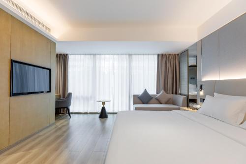 深圳漫时酒店(深圳大学科技园店)的酒店客房设有一张大床和一台电视。