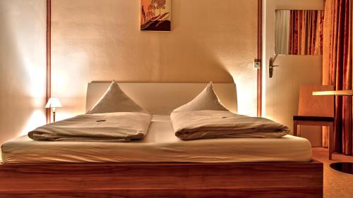 蒂罗尔-基希贝格基希贝格公园酒店的床上有2个枕头