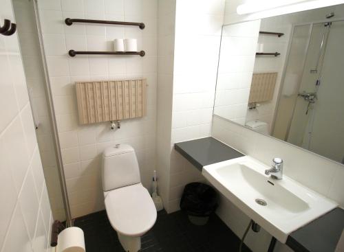 拉赫蒂拉赫蒂弗里农酒店的浴室配有白色卫生间和盥洗盆。