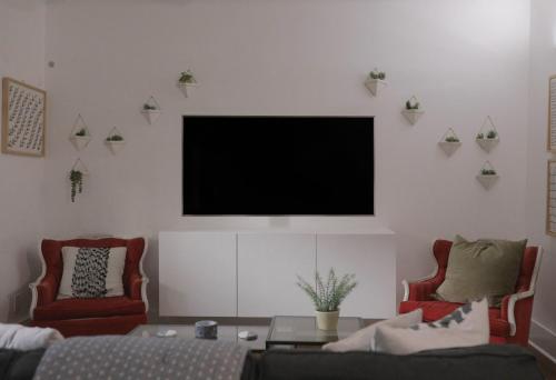 拉斐特Clinton House的客厅的墙上配有平面电视。