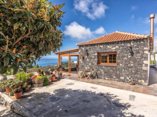 洛斯·亚诺斯·德·阿里丹Casa Pedrito - Cozy House, dreamy Terrace & Sea views的海景石屋