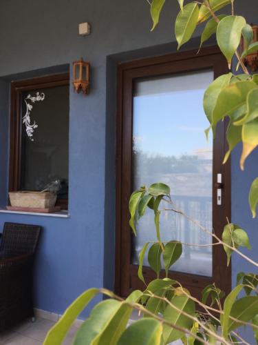 埃尔莫波利斯happyWish Syros的门,窗子,前面有植物