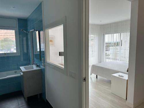 罗萨斯Agi Cap Llarg的浴室设有床、水槽和镜子