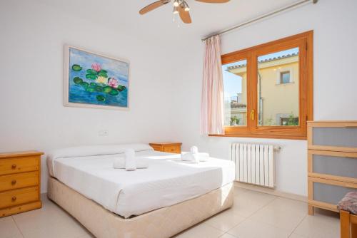 穆罗海滩North House的卧室设有一张白色大床和一扇窗户。