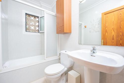 穆罗海滩North House的白色的浴室设有水槽和卫生间。